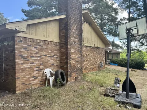 Exterior - 3918 Forest Lake Dr, Jackson, MS 39212 photo 2 of 3