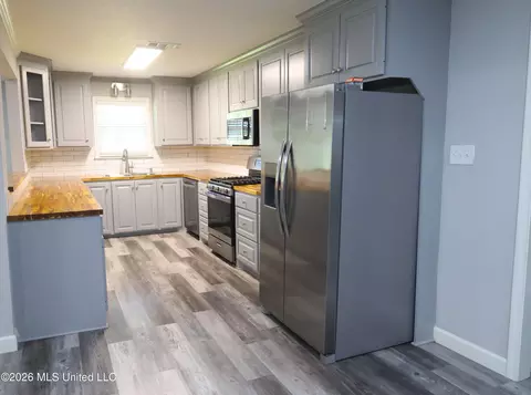 Kitchen - 67 Willowbrook Ln, Brandon, MS 39042 photo 1 of 2