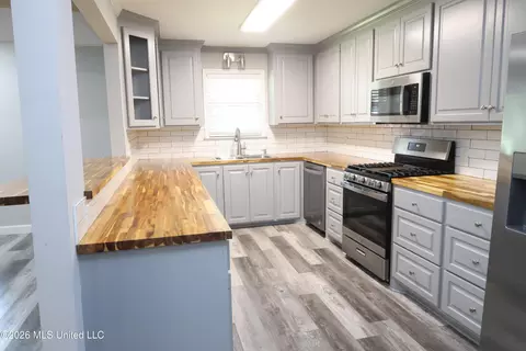 Kitchen - 67 Willowbrook Ln, Brandon, MS 39042 photo 2 of 2