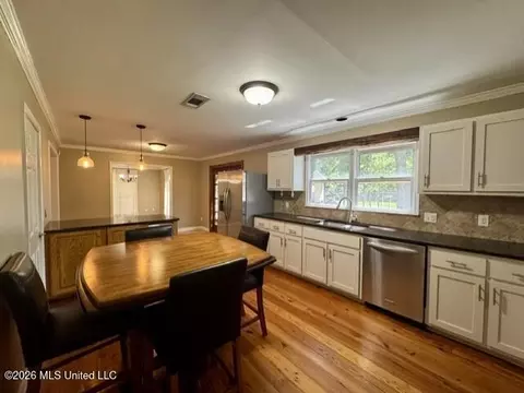 Kitchen - 6 Turtle Ln, Natchez, MS 39120 photo 3 of 5