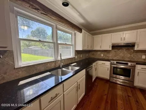 Kitchen - 6 Turtle Ln, Natchez, MS 39120 photo 4 of 5