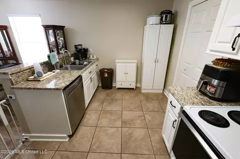 Kitchen - 486 Mockingbird Cir, Brandon, MS 39047 photo 6 of 6
