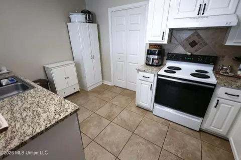 Kitchen - 486 Mockingbird Cir, Brandon, MS 39047 photo 2 of 6