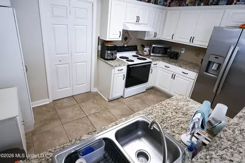 Kitchen - 486 Mockingbird Cir, Brandon, MS 39047 photo 5 of 6