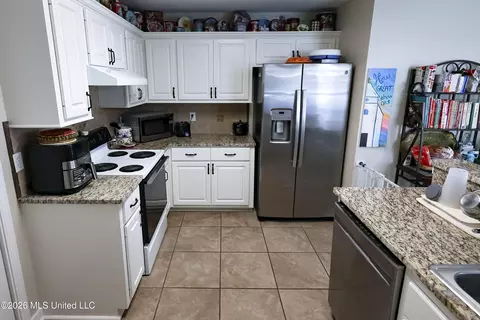Kitchen - 486 Mockingbird Cir, Brandon, MS 39047 photo 4 of 6