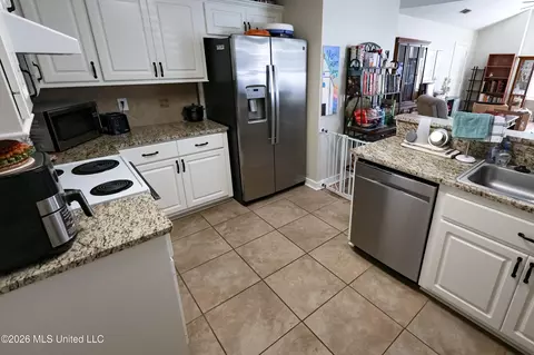 Kitchen - 486 Mockingbird Cir, Brandon, MS 39047 photo 3 of 6