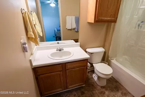 Bath - 486 Mockingbird Cir, Brandon, MS 39047 photo 1 of 2