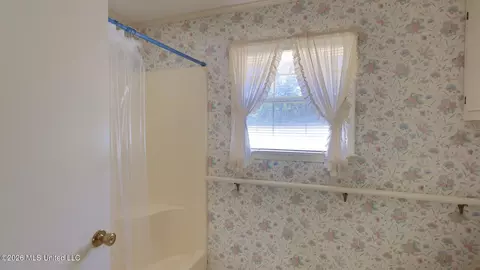 Bath - 5154 Sunnyvale Dr, Jackson, MS 39211 photo 2 of 5