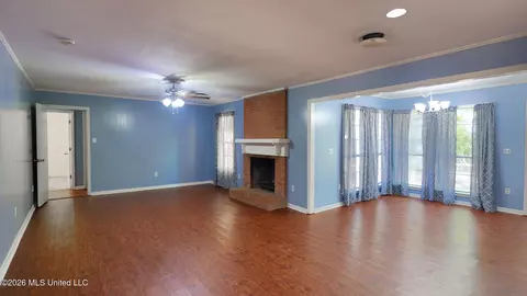 Living - 5154 Sunnyvale Dr, Jackson, MS 39211 photo 3 of 10