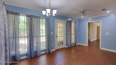 Living - 5154 Sunnyvale Dr, Jackson, MS 39211 photo 7 of 10