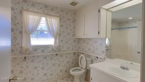 Bath - 5154 Sunnyvale Dr, Jackson, MS 39211 photo 1 of 5
