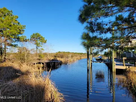 9043 St Ann Dr, Bay Saint Louis, MS 39520