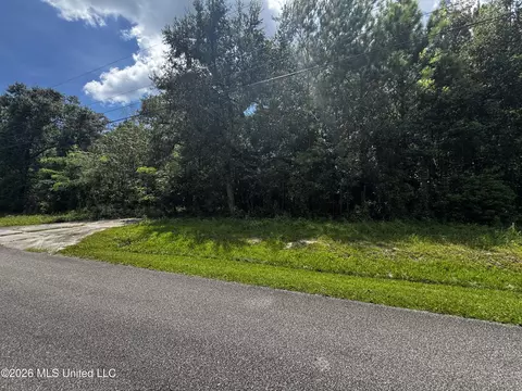 601 Brown Ave, Waveland, MS 39576