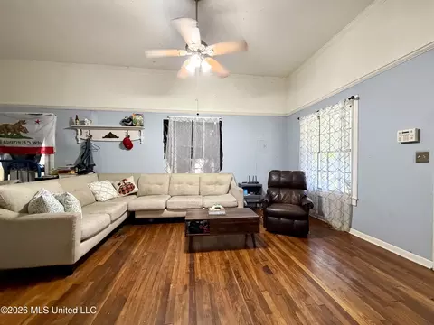 Living - 352 Mary St, Brookhaven, MS 39601 photo 2 of 3