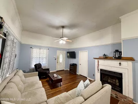 Living - 352 Mary St, Brookhaven, MS 39601 photo 3 of 3