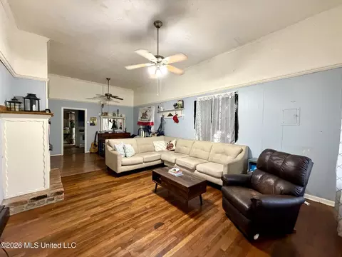 Living - 352 Mary St, Brookhaven, MS 39601 photo 1 of 3