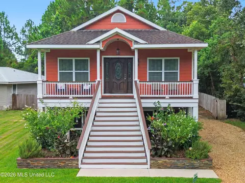 1009 Saint Joseph St, Waveland, MS 39576