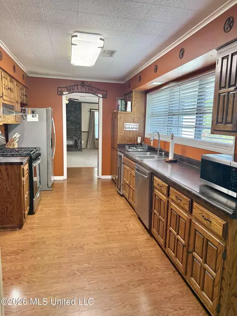 Kitchen - 491 S Thunderbird Dr, Hernando, MS 38632 photo 2 of 2