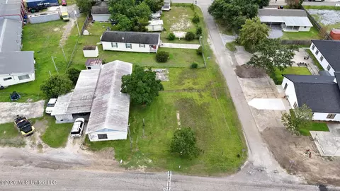 2304 Mclaurin St, Waveland, MS 39576