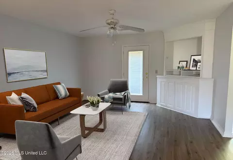 Living - 1107 SE 2nd St, Magee, MS 39111 photo 2 of 5