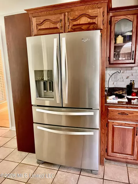 Kitchen - 5560 Poplar Corner Rd, Walls, MS 38680 photo 2 of 3