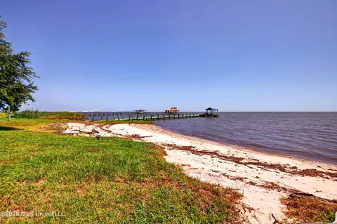 1401 Seacliffe Dr, Gautier, MS 39553