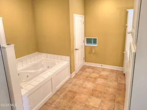 Bath - 1663 Cedar Trail Cv, Hernando, MS 38632 photo 1 of 3