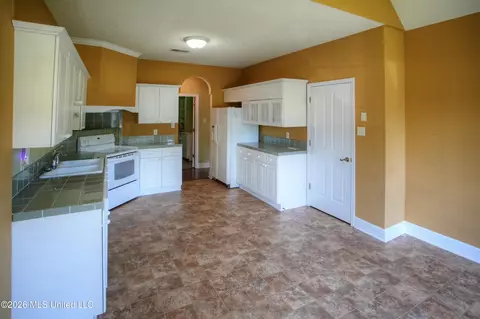 Kitchen - 1663 Cedar Trail Cv, Hernando, MS 38632 photo 2 of 2