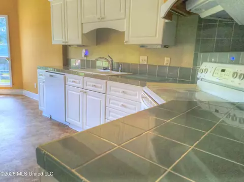 Kitchen - 1663 Cedar Trail Cv, Hernando, MS 38632 photo 1 of 2