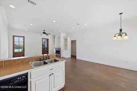 Living - 115 Kings Xing, Canton, MS 39046 photo 5 of 6
