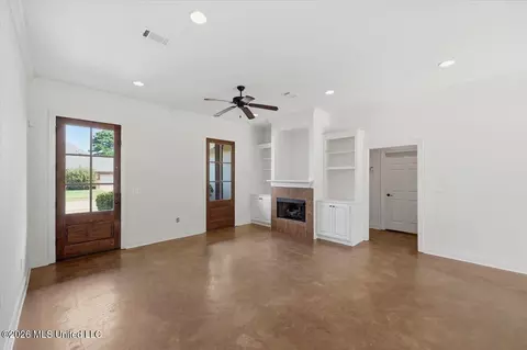 Living - 115 Kings Xing, Canton, MS 39046 photo 2 of 6