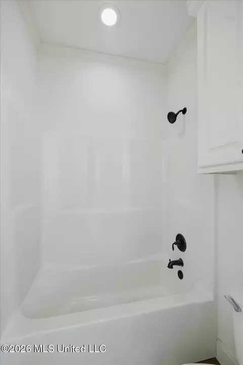 Bath - 115 Kings Xing, Canton, MS 39046 photo 4 of 4