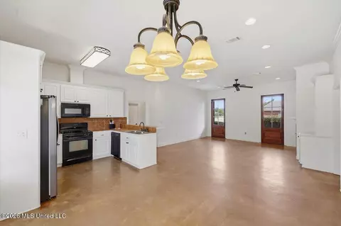 Living - 115 Kings Xing, Canton, MS 39046 photo 6 of 6