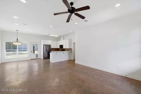 Living - 115 Kings Xing, Canton, MS 39046 photo 4 of 6