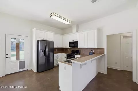 Kitchen - 115 Kings Xing, Canton, MS 39046 photo 1 of 2