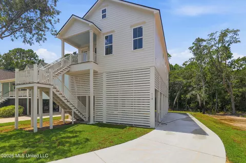 114 Basswood Dr, Pass Christian, MS 39571