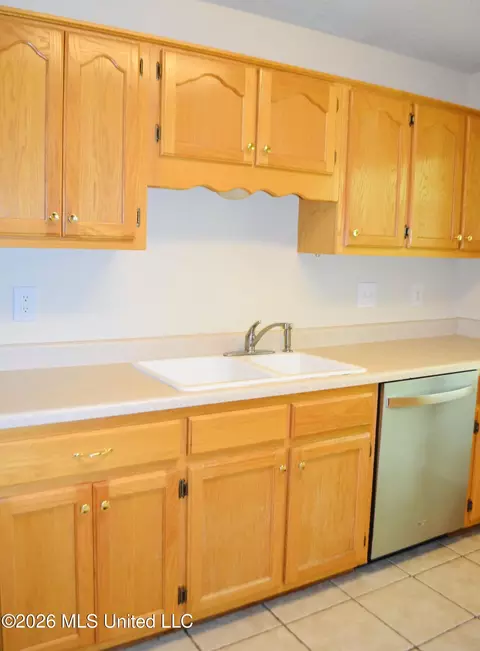 Kitchen - 3292 Big Ben, Hernando, MS 38632 photo 2 of 2