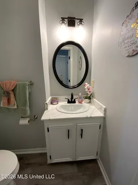 Bath - 6372 Ashley Cir, Jackson, MS 39213 photo 10 of 12