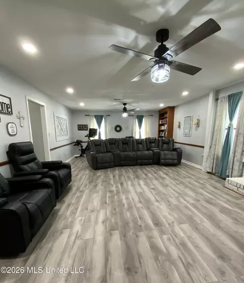 Living - 6372 Ashley Cir, Jackson, MS 39213 photo 2 of 2