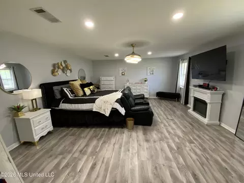 Bedroom - 6372 Ashley Cir, Jackson, MS 39213 photo 2 of 9