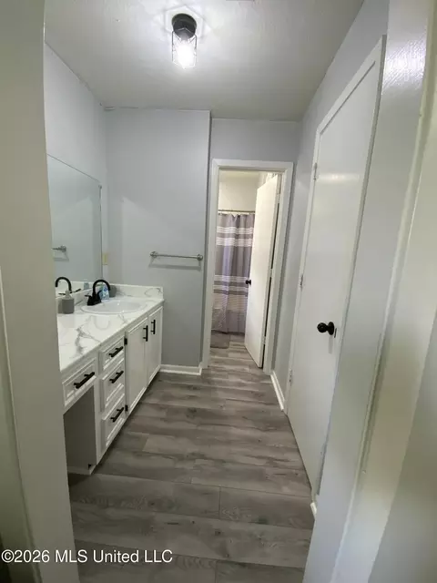 Bath - 6372 Ashley Cir, Jackson, MS 39213 photo 5 of 12