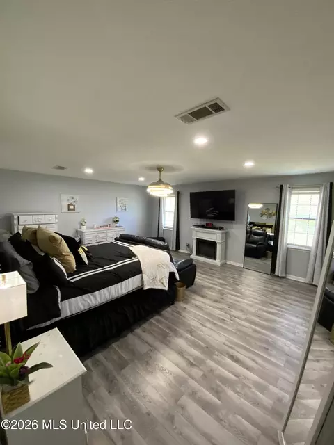 Bedroom - 6372 Ashley Cir, Jackson, MS 39213 photo 3 of 9