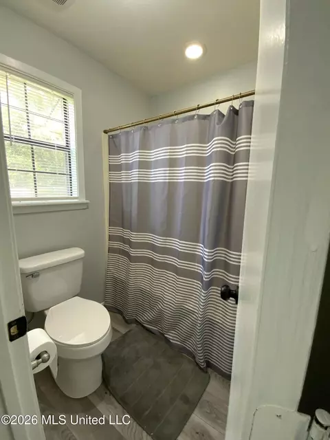 Bath - 6372 Ashley Cir, Jackson, MS 39213 photo 7 of 12