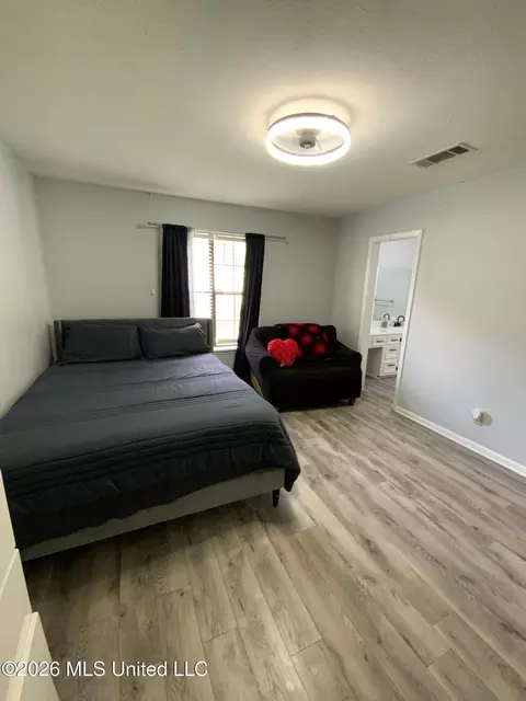 Bedroom - 6372 Ashley Cir, Jackson, MS 39213 photo 5 of 9