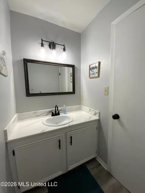 Bath - 6372 Ashley Cir, Jackson, MS 39213 photo 12 of 12