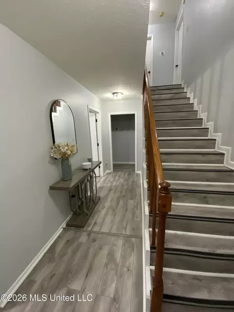 Entry Way - 6372 Ashley Cir, Jackson, MS 39213 photo 1 of 4
