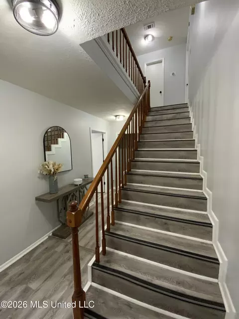 Entry Way - 6372 Ashley Cir, Jackson, MS 39213 photo 2 of 4