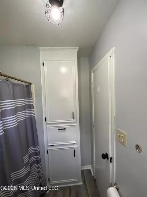 Bath - 6372 Ashley Cir, Jackson, MS 39213 photo 8 of 12