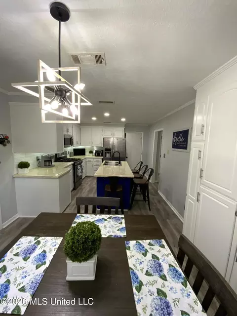 Kitchen - 6372 Ashley Cir, Jackson, MS 39213 photo 6 of 7