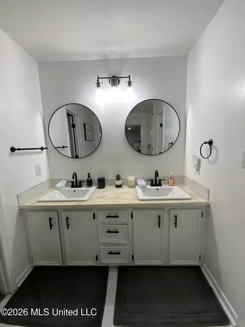 Bath - 6372 Ashley Cir, Jackson, MS 39213 photo 3 of 12